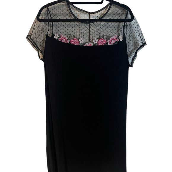 A gorgeous black dress with embroidered flowers in size 1X - Picture 5 of 6